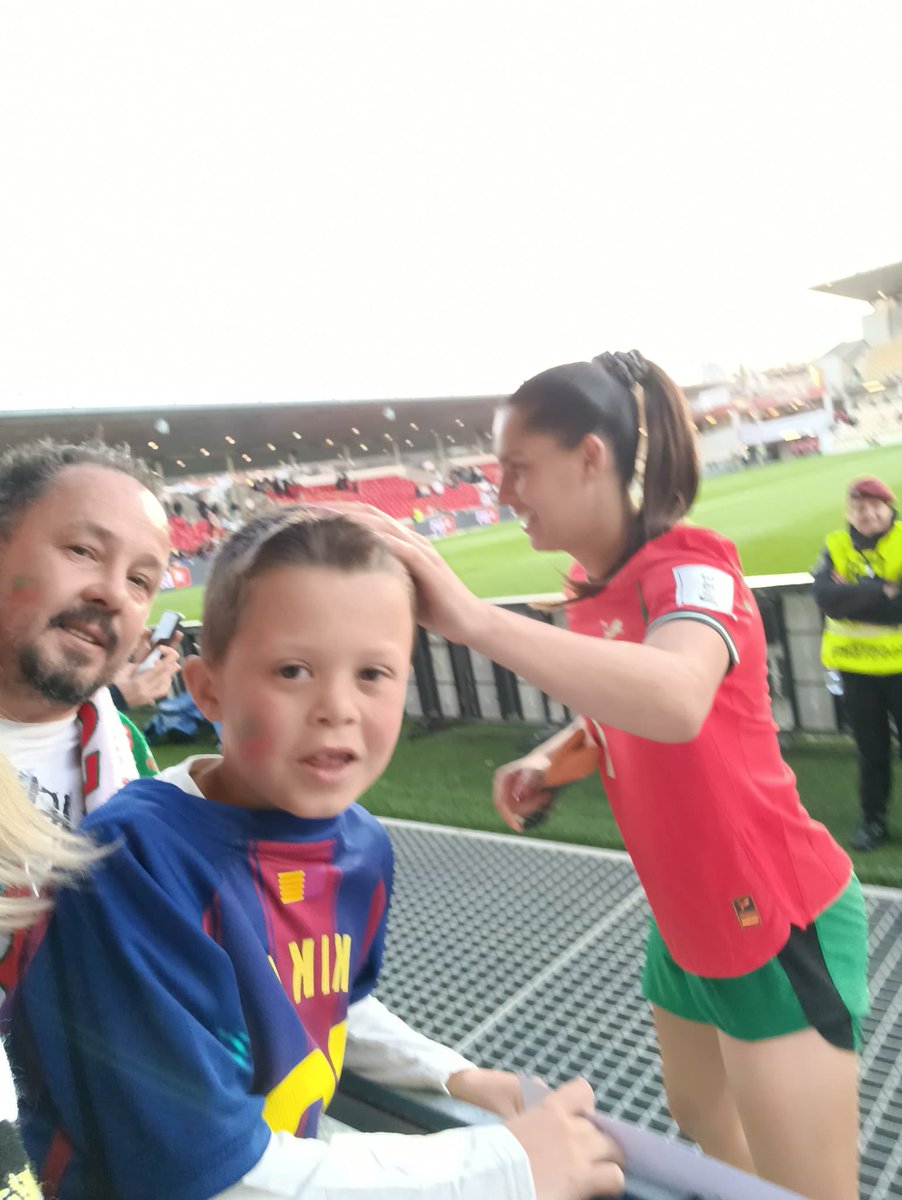LBtuga25's tweet photo. Atualização: SANTIAGO CONSEGUIU FOTO E AUTOGRAFO DA KIKINHA @kikarrns n sabes o quanto ele ficou feliz. OBRIGADA POR SERES A MELHOR DO MUNDO❤️ https://t.co/dBW0l7NzV5