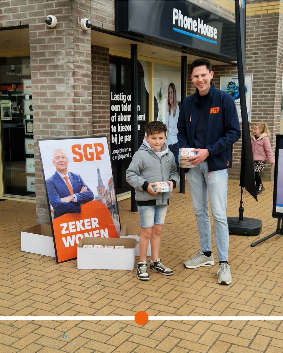 SGPBarneveld's tweet photo. FL(EI)EREN | Vandaag waren we aanwezig in de dorpen Barneveld, Voorthuizen en Kootwijkerbroek om eieren uit te delen en inwoners te spreken over wat ze belangrijk vinden voor Barneveld.

#SGP #gr2026 #zekerwonen https://t.co/lY4CPbCeJk