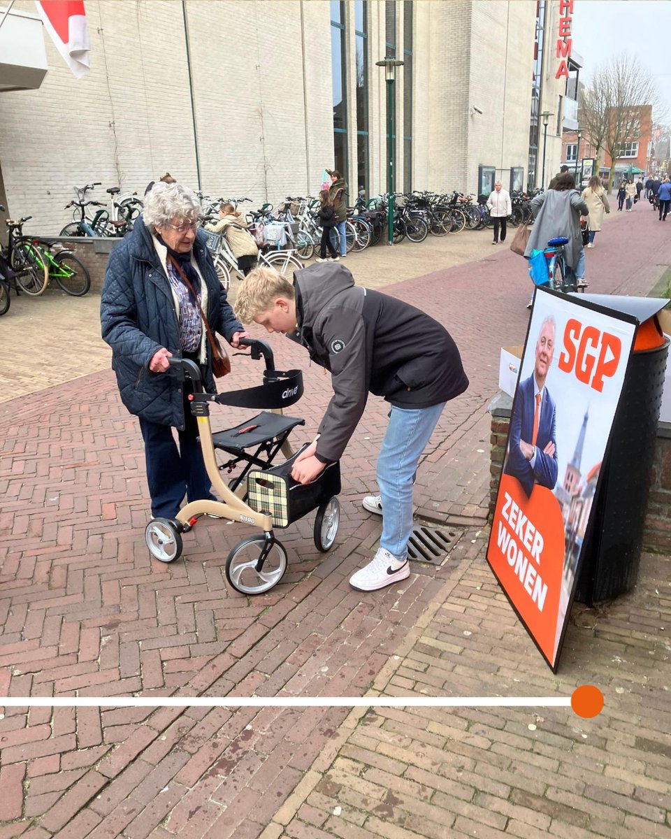 SGPBarneveld's tweet photo. FL(EI)EREN | Vandaag waren we aanwezig in de dorpen Barneveld, Voorthuizen en Kootwijkerbroek om eieren uit te delen en inwoners te spreken over wat ze belangrijk vinden voor Barneveld.

#SGP #gr2026 #zekerwonen https://t.co/lY4CPbCeJk