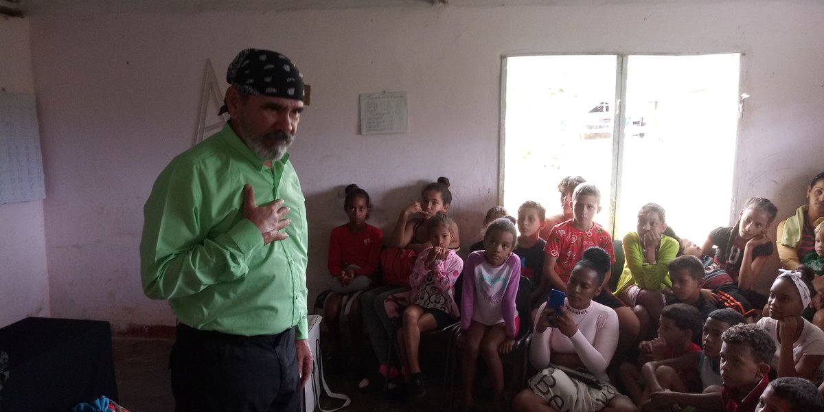 katia_mato's tweet photo. Continuamos haciendo revolución, con nuestro arte llega hasta la localidad del Cupey en Maisi la cruzada teatral, contagiando su alegría a los mas pequeños de casa.#CubaEstaFirme
#CubaSoberana https://t.co/Mkw00JOUcf