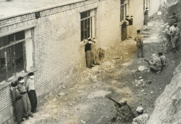 mahmutbozarslan's tweet photo. İran Devrimi'nin ardından Kürt ayaklanmasının patlak vermesi üzerine Devrim Muhafızları tarafından Kirmaşah'ta  Kürt mahkumların idam edilmesi... 

22 Ağustos 1979 tarihli, Associated Press'in arşiv https://t.co/CQSl43V6CB