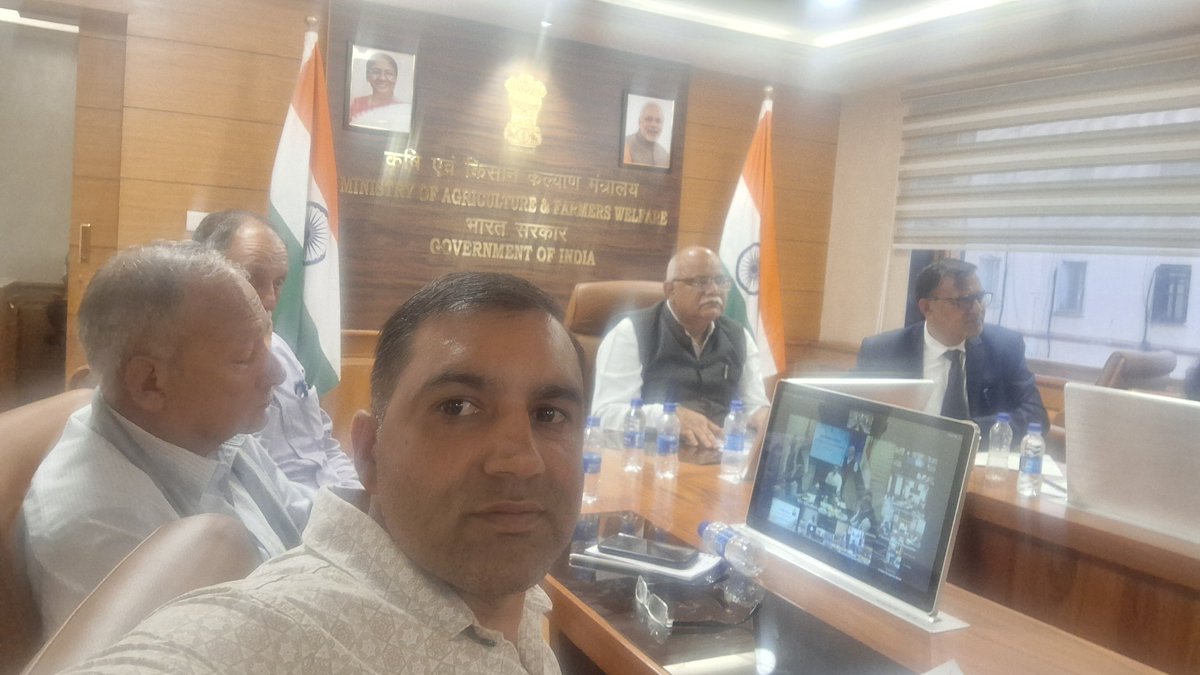 डॉ. संजय कुमार सिंह,DDG (बागवानी) आईसीएआर,ने बादाम,अखरोट और पाइन नट के लिए भविष्य की रणनीतियाँ.विषय बैठक की अध्यक्षता जिसमें इन उच्च मूल्य वाली नट फसलों की उत्पादकता बढ़ाने मूल्य को मजबूत करने और भारत में इनके सतत विस्तार को प्रोत्साहित करने पर महत्वपूर्ण विचार-विमर्श किया गया।