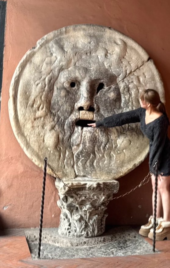 hi7ta6_'s tweet photo. ヨーロッパ旅行3ヶ国目イタリア🇮🇹
水の都 ベネツィア🚢
ミラノ 最後の晩餐🖼
ローマ コロッセオ⚔️
真実の口👄 https://t.co/5jPPjLxJ6w