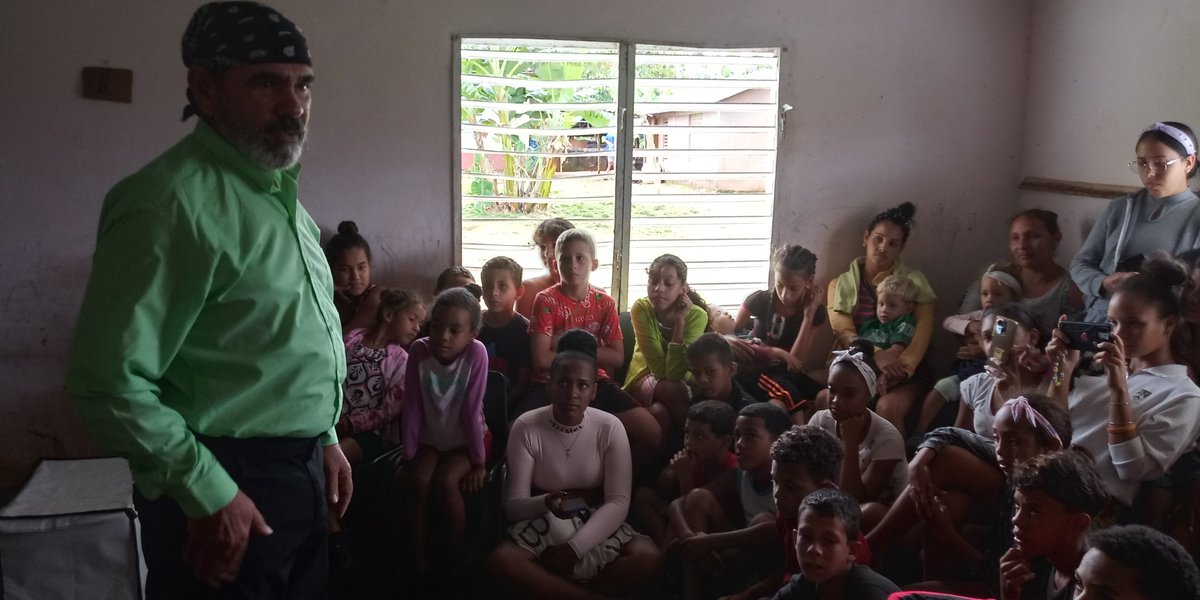 katia_mato's tweet photo. Continuamos haciendo revolución, con nuestro arte llega hasta la localidad del Cupey en Maisi la cruzada teatral, contagiando su alegría a los mas pequeños de casa.#CubaEstaFirme
#CubaSoberana https://t.co/Mkw00JOUcf