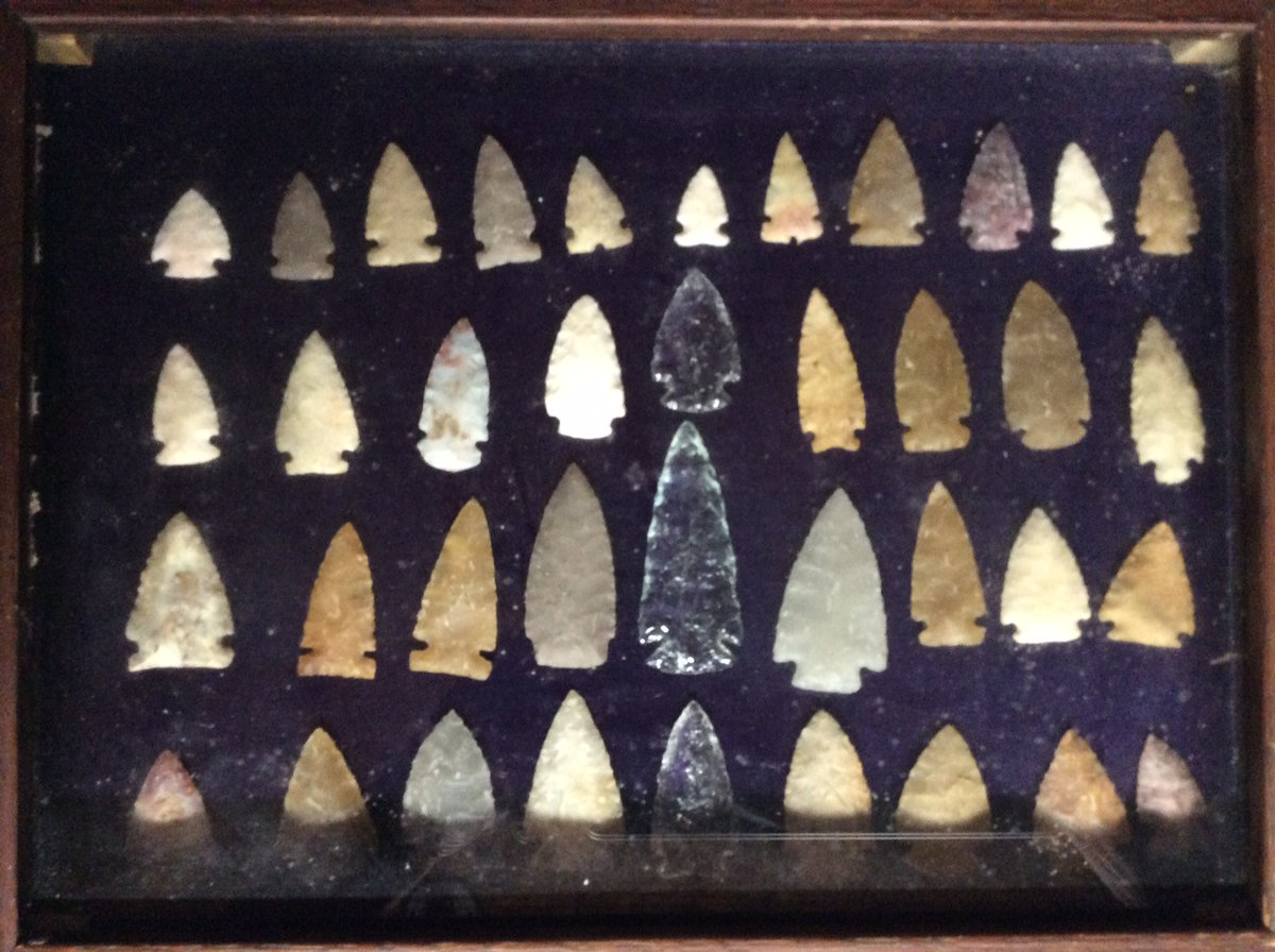 bradleylaird's tweet photo. Some more of my smaller #flintknapping creations. The center points are made of glass. Mostly side notched points made from thinning flakes in a variety of material. https://t.co/o5XTg7u6sP