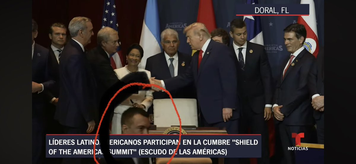 Que vergüenzaaa! Eso no se hace, te invitan para humillarte y barajarteee que feo hasta para El cartón #DrogoPelafustan ni por que agacha la cabeza y deja que lo manden al final igual lo bajaron antes del apretón de manos con el presidente Trump 🤣🤣🤣 bien hecho por lame 🍑
