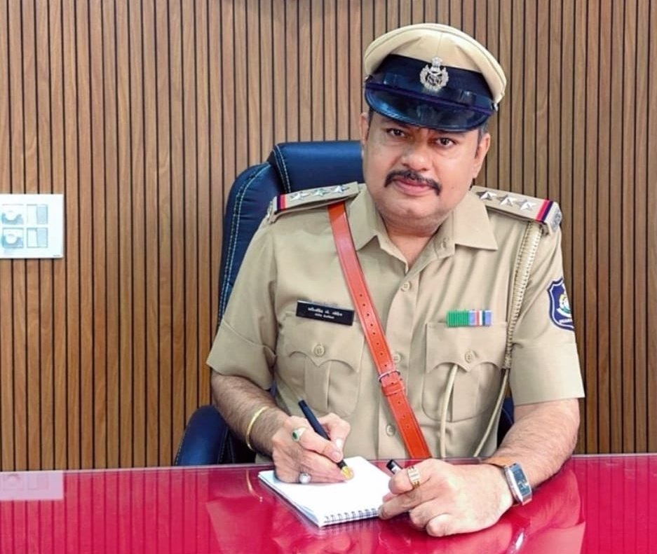 અમદાવાદ નારોલ પો.સ્ટે.માં 2021માં ગાંજાના 110 કિલો જથ્થા સાથે પકડાયેલ આરોપી ચીમનભાઈ સોલંકીના ઓને NDPS એક્ટ 1985 ની કલમ 8(સી),20(બી)(ii)(સી),29 મુજબ 
રૂપિયા 2લાખનો દંડ તથા 15વર્ષની સખત કેદની સજા કરવામાં આવી છે.

● મારા મિત્ર બેચમેટ PI <a href="/gohil_psi/">PI S A Gohil🇮🇳</a> ની વધુ એક સફળ ગાથા.
<a href="/dgpgujarat/">DGP Gujarat</a>