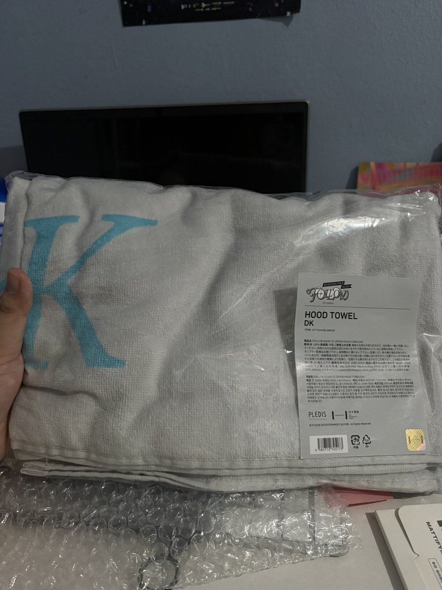 ₊˚⊹ new_ in bulacan small give away 
 
i have no freebies for this tour but i still want to give joy to you guys! everybody's welcome to join 🫶🏻

1 BONGBONGEE KEYRING
1 DK HOOD TOWEL

» mbf
» rt and like this tweet
» reply your fav song from the set list

ends on march 14!