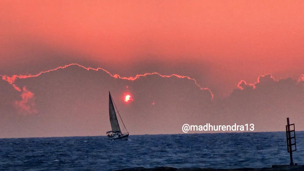 Madhurendra13's tweet image. एक और शाम ढल गई 🌇 
#TelAviv #Mobilepic