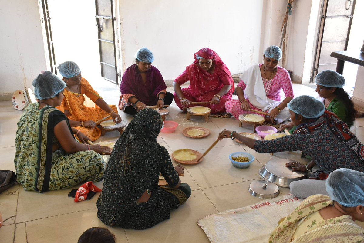 તા. 8 માર્ચ આંતરરાષ્ટ્રીય મહિલા દિવસ નારી શક્તિનો સાચો પરિચય આપતી મહેસાણા જિલ્લાના વિજાપુર તાલુકાની મહિલાઓ..
ગવાડા ગ્રામ સખી સંઘ સાથે જોડાયેલી 22 જેટલી મહિલાઓએ મિશન મંગલમ યોજના હેઠળ સખી મંડળની રચના કરીને ખાખરા, પાપડ, અથાણાનો ગૃહ ઉદ્યોગ શરૂ કર્યો વાર્ષિક લાખોની કમાણી કરી રહ્યા છે.