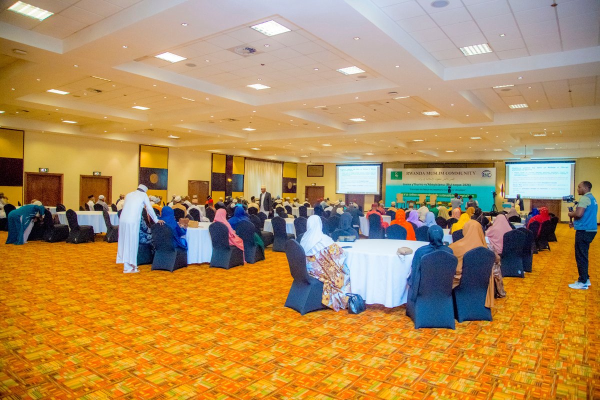 VOICEOFAFRICA9's tweet photo. Inama isanzwe ya #Multaqa yabereye @kigaliserena yahuje abasaga 130 barimo abayobozi ba RMC, abahagarariye ibyiciro bitandukanye by’Abayisilamu n'abafatanyabikorwa, yasojwe ubuyobozi bwa @islamrwanda bumurikira abayitabiriye ibyagezweho byubakiye ku nkingi 6, n’imishinga mishya. https://t.co/KDkjVvIjDf