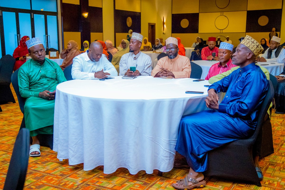 VOICEOFAFRICA9's tweet photo. Inama isanzwe ya #Multaqa yabereye @kigaliserena yahuje abasaga 130 barimo abayobozi ba RMC, abahagarariye ibyiciro bitandukanye by’Abayisilamu n'abafatanyabikorwa, yasojwe ubuyobozi bwa @islamrwanda bumurikira abayitabiriye ibyagezweho byubakiye ku nkingi 6, n’imishinga mishya. https://t.co/KDkjVvIjDf