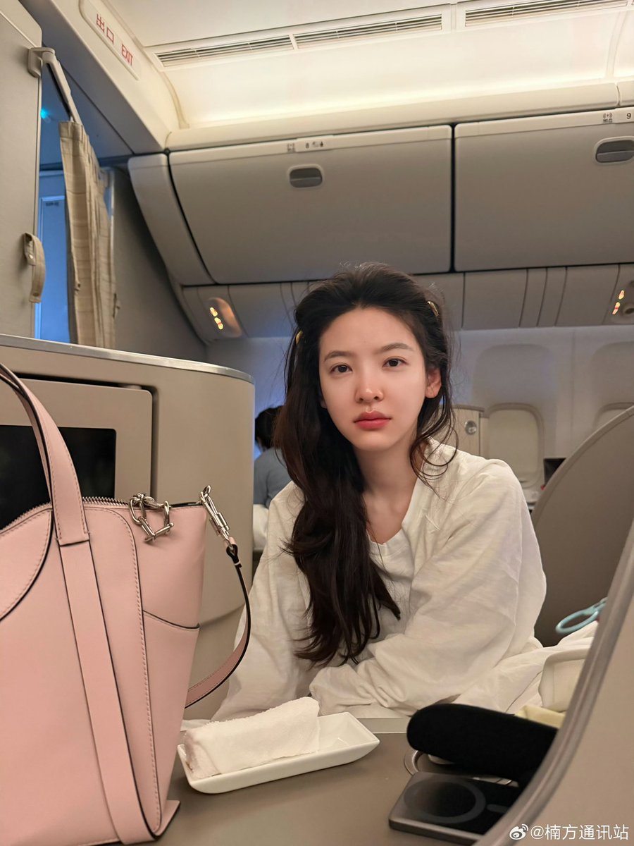 ekasks's tweet photo. ofc she would post a pic of her puffy eyed, bare faced and in PJs 🥹😭 never change ruonan https://t.co/cncTPheqSR
