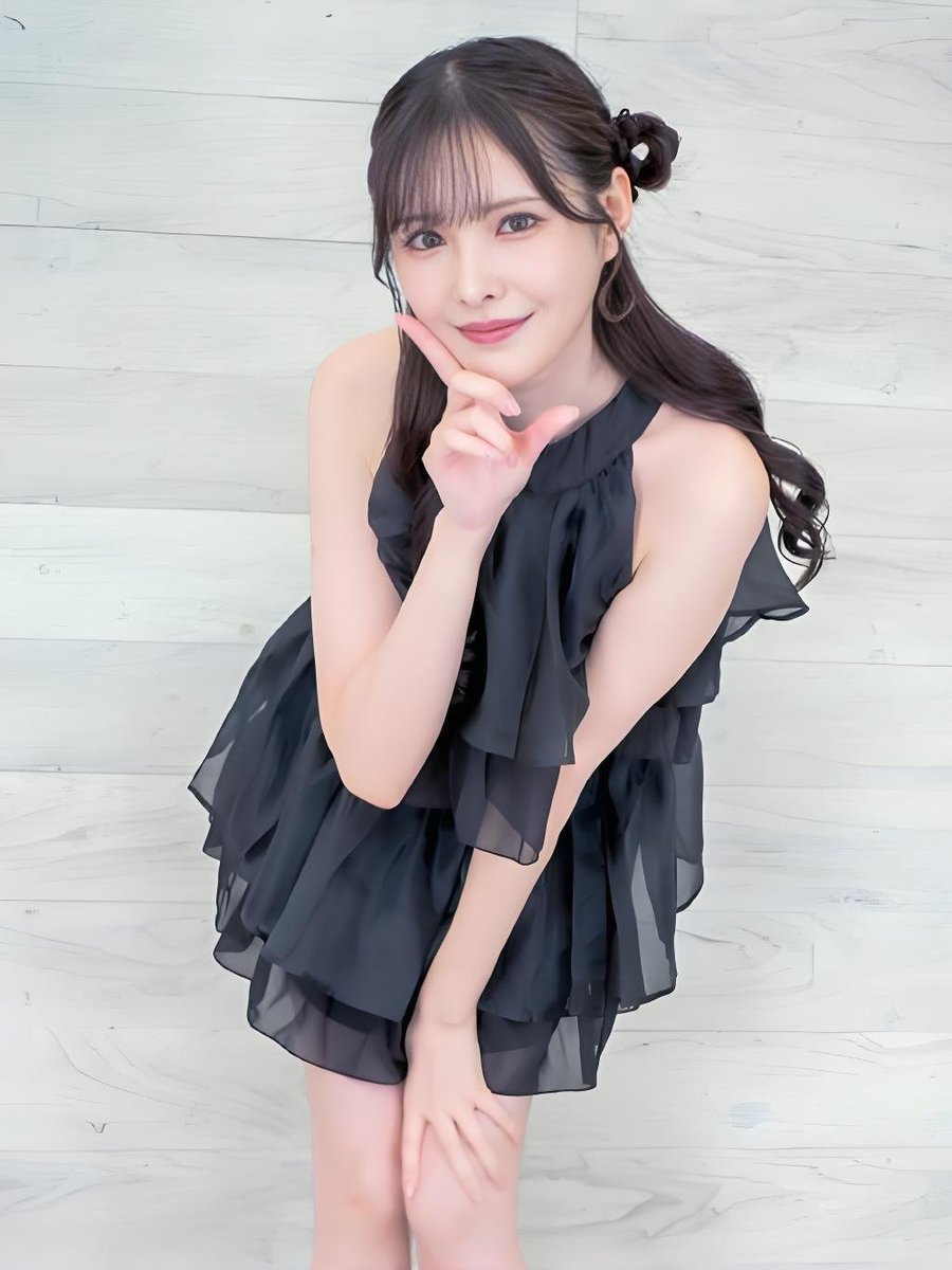 Arina_aa8's tweet photo. 新有菜 身着深色长款风衣，内搭高领毛衣，下身是修身西裤，脚蹬锃亮皮鞋，干练又沉稳。 @grok    #新ありな https://t.co/TvRrQcYQ0M