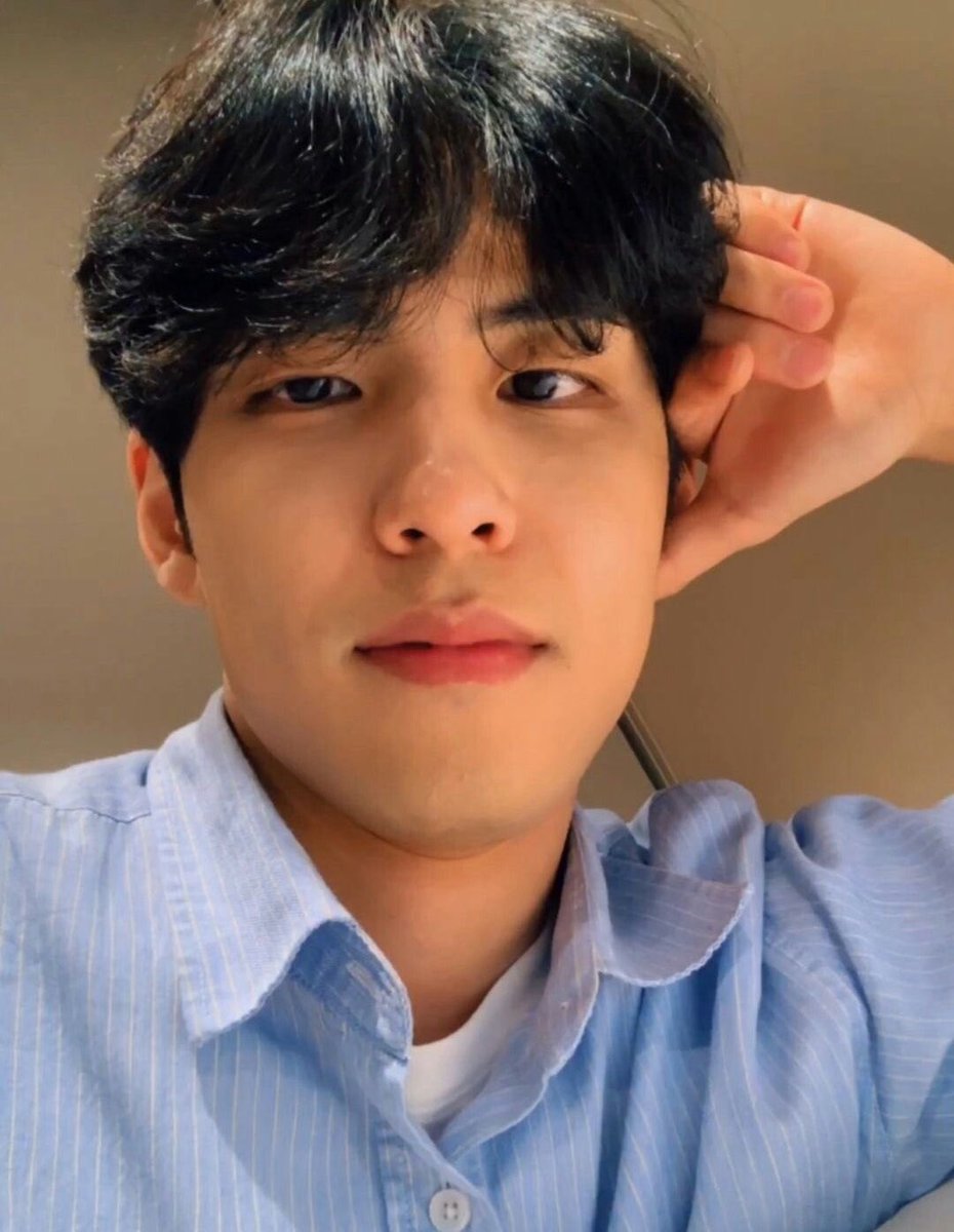 iziziri's tweet photo. kwp 진짜 골치 아프게 하는 부분..
아무것도 안 하고 그냥 앉아만 있었는데
또 이렇게 빤히 보더니
(내가 진짜 너 때문에 미쳐버리겠다.)
이런 느낌으로,
“하… 그니까 언제까지 귀여울건데..”
라고 말한 다음 볼 만두 한입 깨물어감.
입꼬리 쭈욱 내리고 소매로 볼따구 슥 닦으면

“어어..?!” https://t.co/qnZed5AlEo