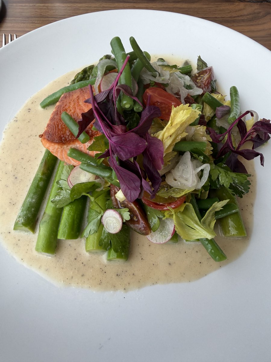 thrivecentric's tweet photo. Salmon with greens #socal https://t.co/qdWcV1t0sN