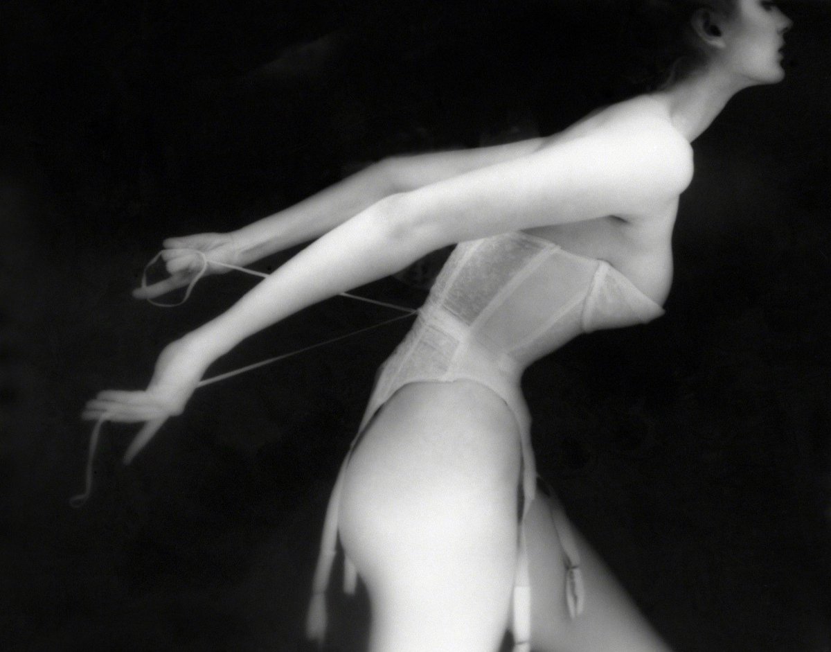 tintamarre7's tweet photo. Lillian Bassman, 1951 https://t.co/7efwmA3hYO