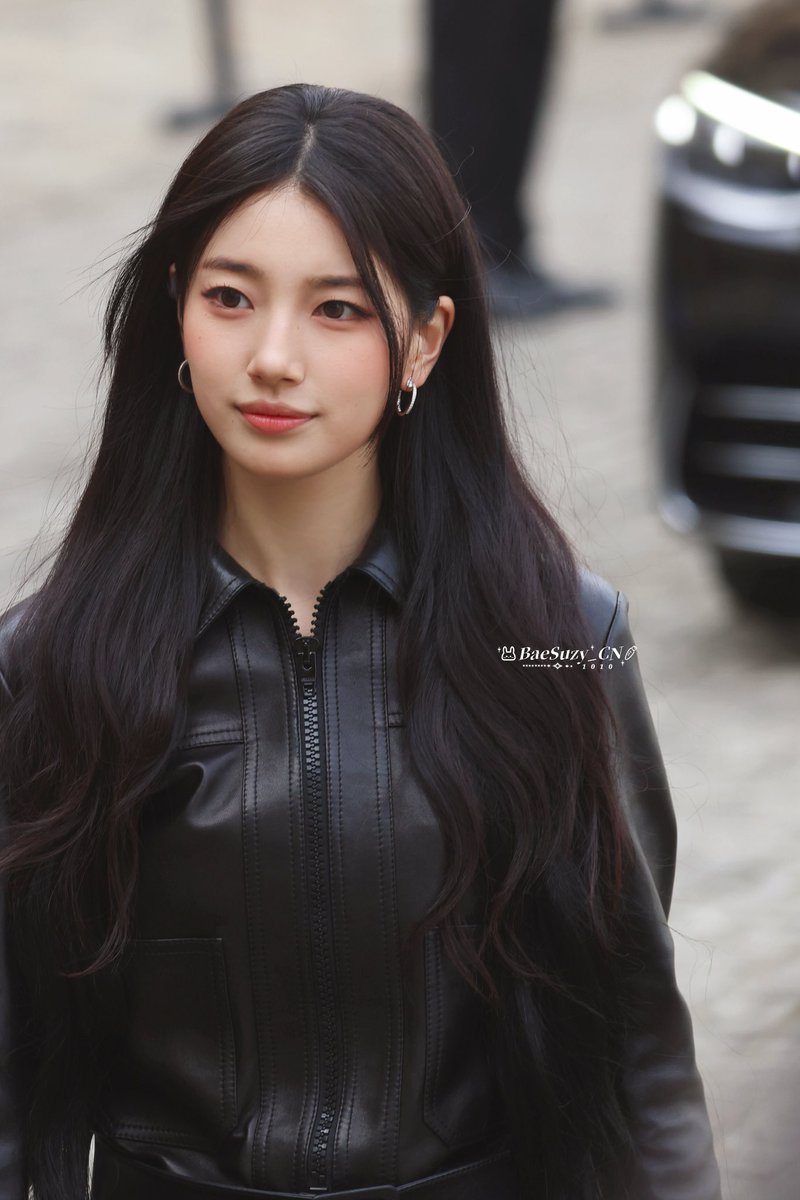SuzyQueenOnly's tweet photo. 오늘 셀린숮은 그야말로  제국의 공주님 아니 황제폐하 👸🏰 오늘도 수지 얼굴&amp;기럭지가 다했다💎이번시즌 셀린이 시크매니시무드인 듯해서  의상은 만족하는데 메컵이랑 헤어 넘 아쉽ㅜㅜ특히 헤어는 몇 년간 꾸준히 이상한데 제발 쌤 바꾸자🙏공개행사때마다 스트레스임ㅜㅜ https://t.co/c7tkOqlRte