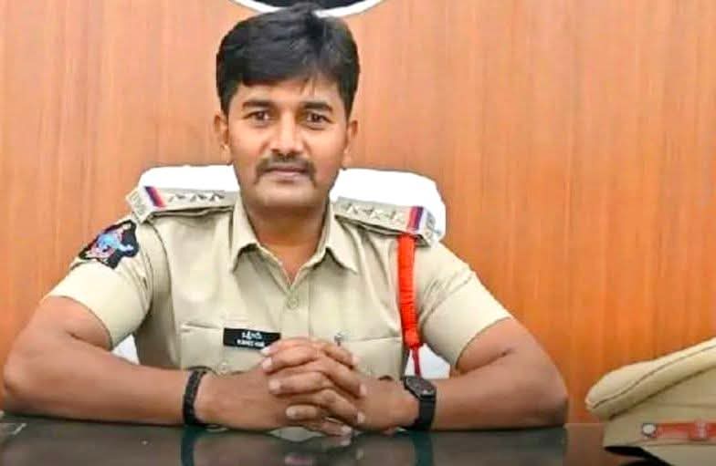DRRamvarma22's tweet photo. ఒంటి మీద వేసుకున్న ఖాకీ డ్రెస్ ని కాసుల కోసం కాకుండా కన్న వారి పేరు ప్రతిష్టలను నిలబెట్టే విధంగా నిజాయితీగా డ్యూటీ చేసే ఇలాంటి దమ్మున్న పోలీస్ ఆఫీసర్
జిల్లాకి ఒక్కరు ఉంటే చాలు పేదవాళ్లకి ఖచ్చితంగా న్యాయం జరుగుతుంది.

మువ్వన్నెల జెండాకి ప్రతి రూపం మీ నెత్తిపై ఉన్న 3 సింహాల టోపీ.దాని విలువ పెంచుతున్న మీ నీతి, నిజాయితీ, ధర్మానికి 🙏🙏🙏

నిప్పులాంటి ఈ పోలీస్ ఆఫీసర్ మరెంతో గొప్ప స్థాయికి ఎదగాలని మీ దీవెనలు అందించండి 🙏

I love you ci శ్రీరామ్ sir గారు 🌹🌹🌹