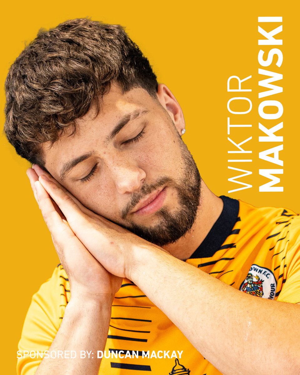 sloughtownfc's tweet photo. 𝐌𝐀𝐊𝐎𝐖𝐒𝐊𝐈 𝐃𝐎𝐔𝐁𝐋𝐄𝐒 𝐓𝐇𝐄 𝐋𝐄𝐀𝐃!

Seconds to go until the break and a long ball forward sets Makowski away, he rounds the keeper and stabs it in for his 19th of the season!

45+' | 0-2 | #OneSlough https://t.co/bjXwsCB9DU