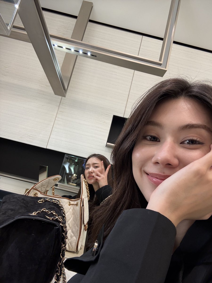 lena__lorena's tweet photo. รอคุณเค้าช้อปค้าบบบบ 🖤🤭

#CHANELFallWinter
#CHANELShow
#CHANELFW26xLenaMiu
#LenaMiu
#LalinaLena
#PFW https://t.co/KTi07CCOLK