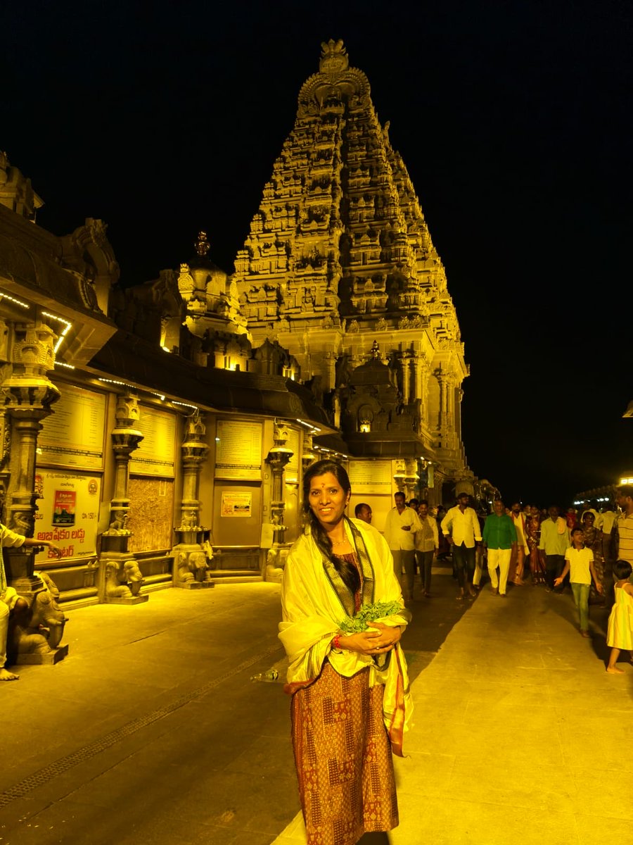 DrShantaThoutam's tweet image. Had a blissful darshanam of Shri LakshmiNarasimha Swamy at #Yadadri now. Prayed for everyone!

కారణజన్ములు #KCR గారు🙏🏽