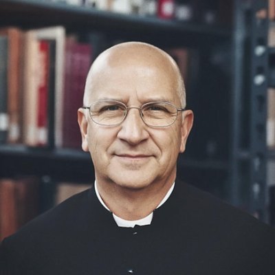 lechochretien's tweet photo. 🚨✝️ 𝗔𝗟𝗘𝗥𝗧𝗘 𝗜𝗡𝗙𝗢 — Le père Chad Ripperger, prêtre et exorciste, estime que plusieurs conditions décrites par la tradition chrétienne pour L'APPARITION DE L'ANTÉCHRIST semblent aujourd'hui presque réunies.

• La crise morale : 

Il observe une DÉGRADATION GÉNÉRALE de la moralité dans les sociétés occidentales, particulièrement depuis les années 1950, avec une REMISE EN QUESTION CROISSANTE de la loi de Dieu et de la loi naturelle.

• L'unification économique mondiale : 

Il considère qu'un système économique unifié pourrait devenir un outil de CONTRÔLE GLOBAL, permettant à l'Antéchrist de DOMINER individus et gouvernements.

• La « marque de la Bête » : 

Il établit un parallèle entre les technologies actuelles et le système de contrôle décrit dans l'Apocalypse, évoquant une monnaie numérique mondiale qui pourrait PRIVER les récalcitrants d'accès aux biens essentiels, à la manière d'un crédit social.

Face à ces perspectives, il appelle les fidèles à la vigilance, à la FIDÉLITÉ dans leur foi, à acquérir des compétences pratiques de survie et à ACCEPTER de sacrifier des biens matériels pour rester fidèles à leurs convictions. (Tribune Chrétienne)