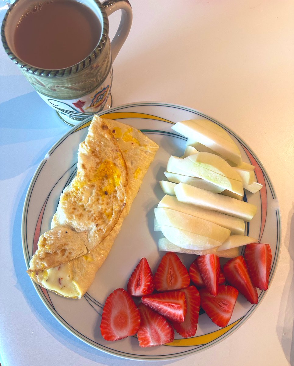 free_style_chef's tweet image. I’m repeating breakfast from the other day since I still have all the ingredients. Pepper jack cheese omelet, kohlrabi, &amp;amp; strawberries. 

Of course, a hot strong cup of Yorkshire breakfast tea with a splash of milk is a must for me to wash it down. 

#brekkie #englishtea #fruits