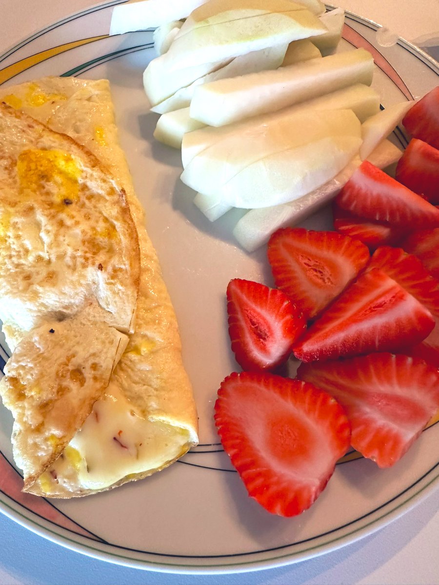 free_style_chef's tweet image. I’m repeating breakfast from the other day since I still have all the ingredients. Pepper jack cheese omelet, kohlrabi, &amp;amp; strawberries. 

Of course, a hot strong cup of Yorkshire breakfast tea with a splash of milk is a must for me to wash it down. 

#brekkie #englishtea #fruits