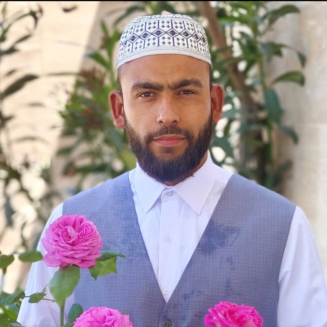 gusholderhaber's tweet photo. "Kâbe'de Hacılar Hu Der Allah" ilahisiyle gündem olan Celal Karatüre'nin babası Sezgin Karatüre:

Oğlum söylediği ilahi ile herkese ‘Allah' dedirtti. 

Allah herkese benim gibi hayırlı evlat nasip etsin. Televizyonlara çıkıyor, her yere çıkıyor, meşhur oldu. 

Türkiye'yi gururlandırdı, biz de gururlandık. 

Çocuğumu görünce ağlıyorum, ‘maşallah' diyorum. 

Nereden, nereye geldi.