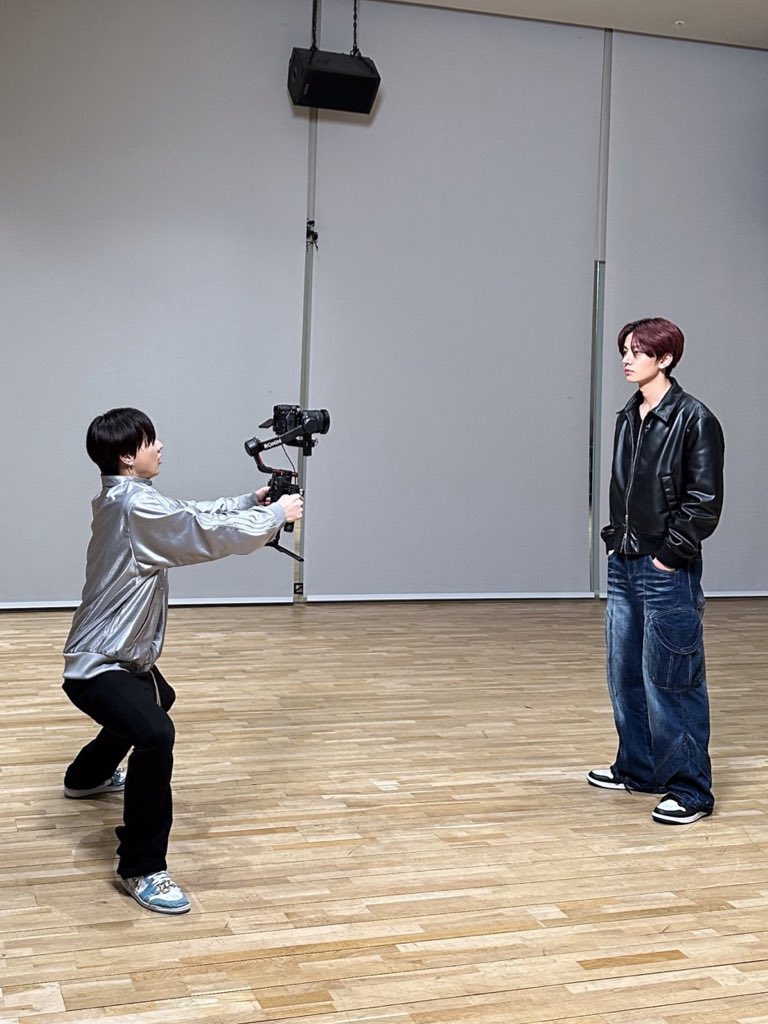 เต็มที่ทุกอาชีพ จิ็วเลิ้บมายจ้อบ5555555555555555555555555 ละพี่ฮีซึงกลั้นขำได้ไง ดูสภาพตากล้อง😂