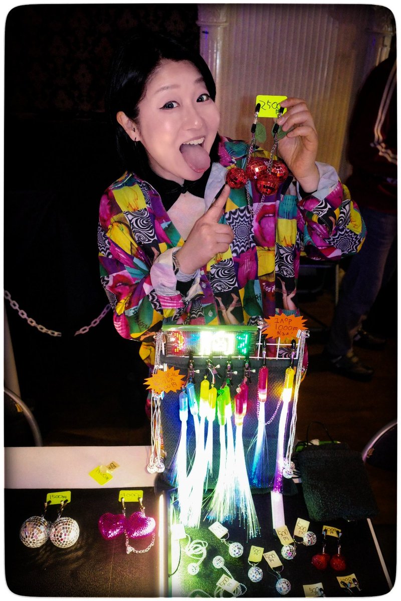 黒さとー tweet media