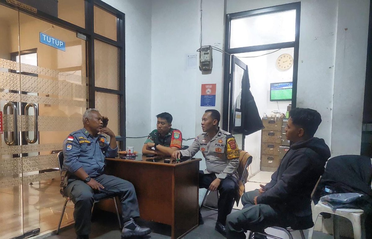 Dalam rangka Menjaga HarKamtibmas, Bhabinkamtibmas Kelurahan Cigereleng Polsek Regol Aiptu Adi Hartono Partadi bersama Babinsa Melaksanakan Patroli Dialogis dan Sambang Kepada petugas Linmas di kantor Kel. Cigereleng Kecamatan Regol Kota Bandung.
