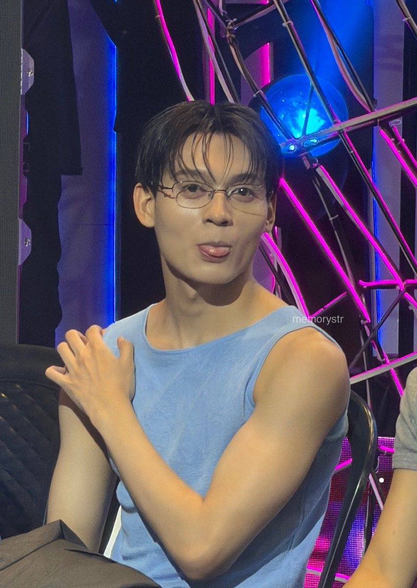 memorystr's tweet photo. the difference between reyster and toto HAHAHAHHAHA 

VIBE NOW WITH HORI7ON
#HORI7ON_OPMCountdown
#HORI7ON #호라이즌 #REYSTER #레이스터 https://t.co/lIkN3CejBu