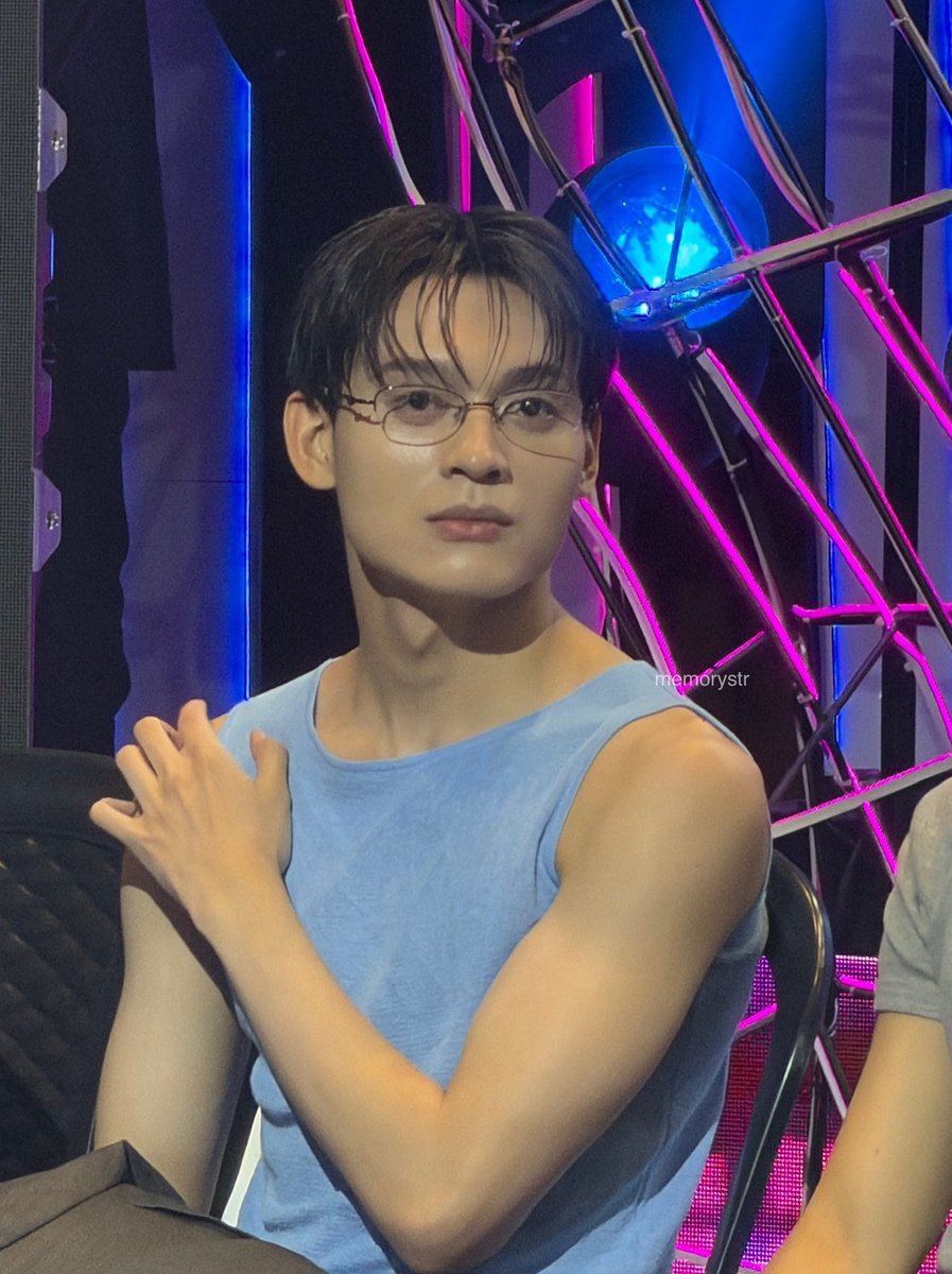 memorystr's tweet photo. the difference between reyster and toto HAHAHAHHAHA 

VIBE NOW WITH HORI7ON
#HORI7ON_OPMCountdown
#HORI7ON #호라이즌 #REYSTER #레이스터 https://t.co/lIkN3CejBu