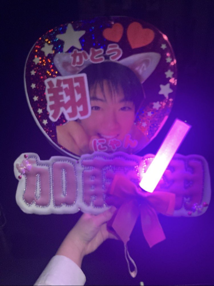 rion709's tweet photo. 昨日は「ハイスクール・ハイ・ライフ2026 春」に行ってきた！（2回目）

初日より演技がさらに上手になってて、とにかく今回も面白かった！

学校の制服着て行って翔くんとチェキ撮れた！同級生気分を味わえてすっごく嬉しかった💖

Aキャスの千秋楽は9日！みんな最後まで頑張ってね！

 #舞台ハイライ https://t.co/MhKdT0LMIn