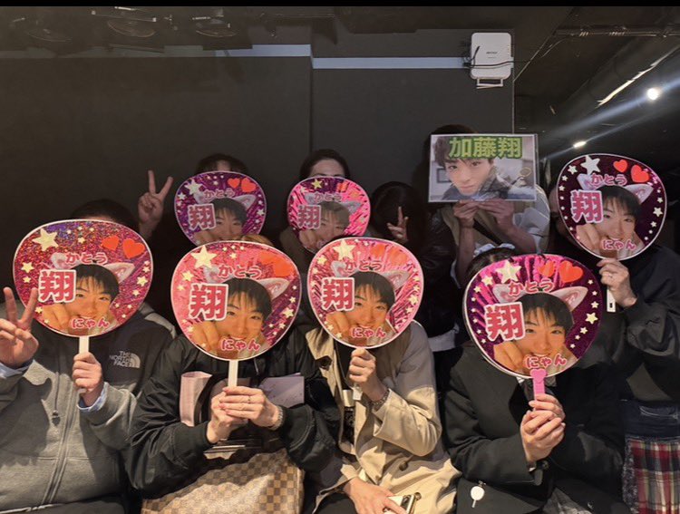 rion709's tweet photo. 昨日は「ハイスクール・ハイ・ライフ2026 春」に行ってきた！（2回目）

初日より演技がさらに上手になってて、とにかく今回も面白かった！

学校の制服着て行って翔くんとチェキ撮れた！同級生気分を味わえてすっごく嬉しかった💖

Aキャスの千秋楽は9日！みんな最後まで頑張ってね！

 #舞台ハイライ https://t.co/MhKdT0LMIn