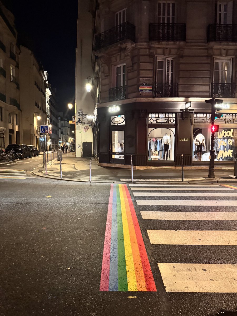 couple_m_m's tweet photo. Naked Paris Nights..
#parisnight #France 🇫🇷 https://t.co/QjpSj4ozLB