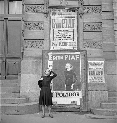 Édith Piaf devant ses propres affiches.
1941. Paris