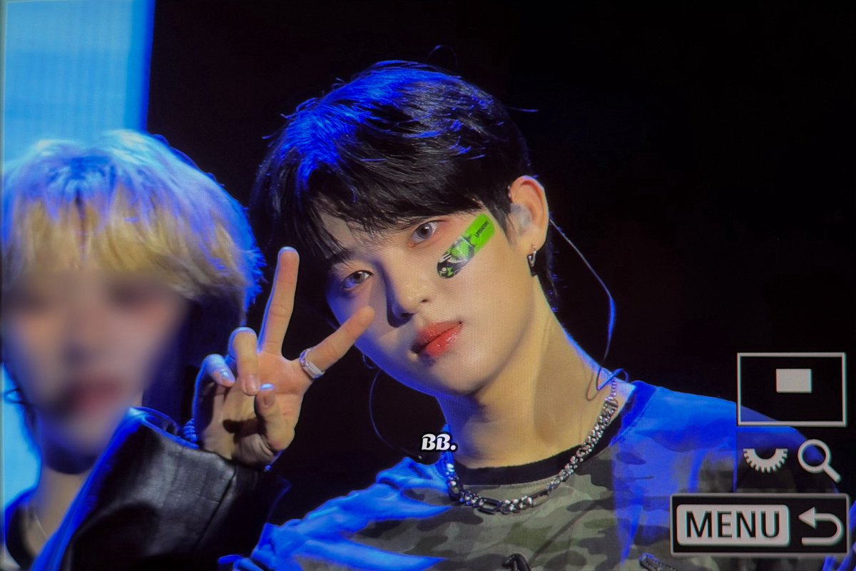 𝐁𝐁. tweet media