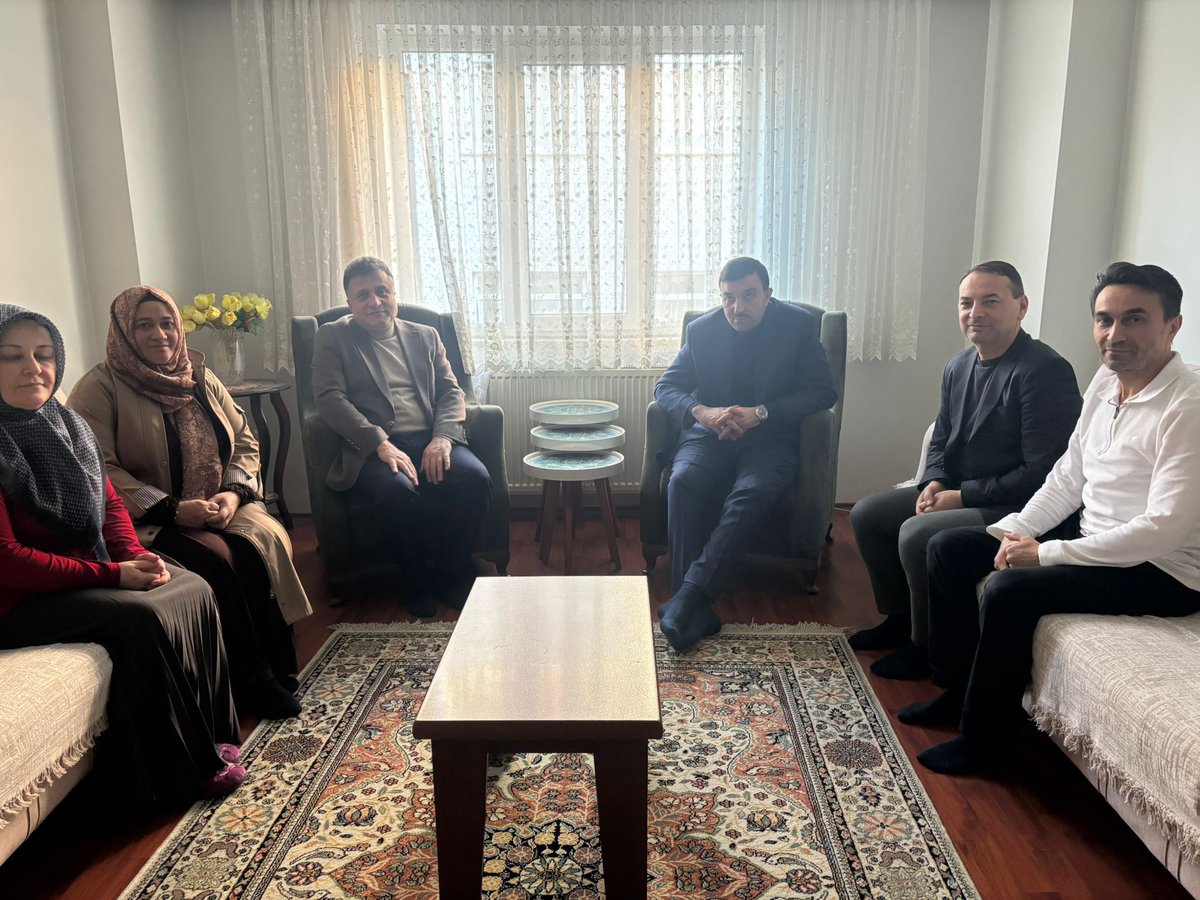 akbayrampasa's tweet photo. Ramazan-ı Şerif’in huzur ikliminde, gönül sofraları programı kapsamında İl Sosyal Politikalar 2. Bölge Başkanımız Fatih Dünemez ve İlçe Başkanımız Mehmet Acar ile birlikte ilçemizdeki şehit yakınlarımızı ziyaret ettik.

Bu huzurlu günleri ebediyen borçlu olduğumuz aziz şehitlerimizin aileleriyle bir araya gelerek vefamızı ve birlik duygumuzu paylaştık
Bayrampaşa’da
#BirOlmakRuhumuzdaVar
@DunemezFatih 
@Mehmetacar53 
@abdullahozdemir 
@akpartiistanbul 
@Akparti
