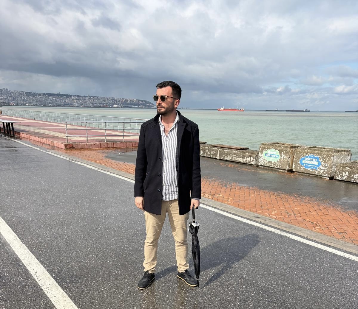 EfcanBu's tweet photo. Kime, kime gönderiyor incelen yapraklarını  güzün, kavisin beyaz yanağıyla? 
Bu aklıkta, minarem mavi benim. Işığım denize kayıyor, bir sayıklama  İzleğiyle, bir zamanlar pay verdiğimiz insanlığa!
Nilgün Marmara https://t.co/0XteY7mA2X
