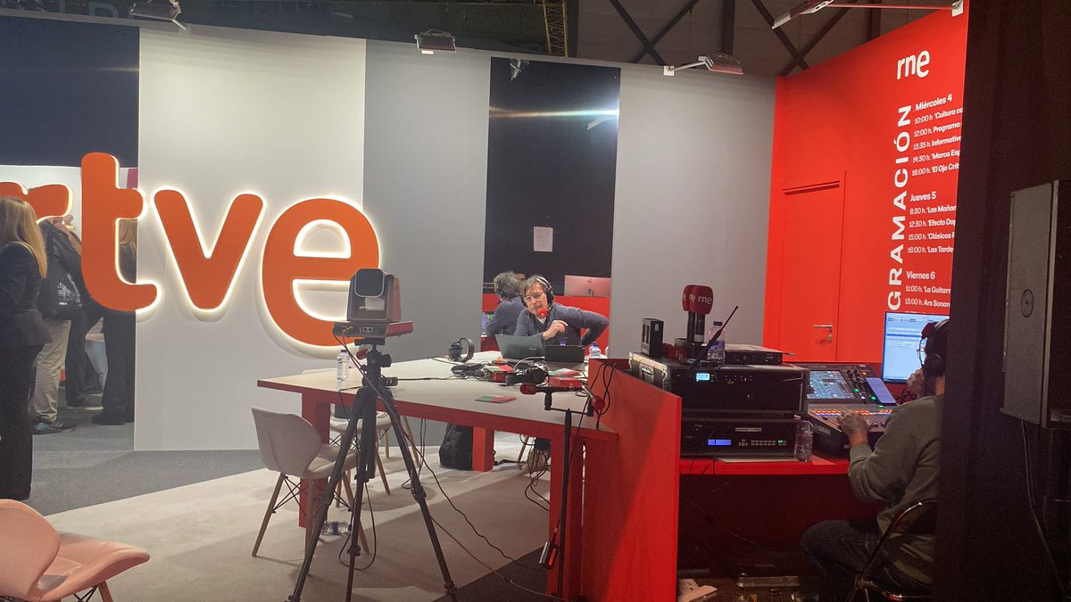 radioclasica's tweet photo. 🔴 Hoy hacemos a 16h #ConSelloPropio desde ARCO @FeriaArco.

🗣️ Juan Lucas entrevista a @jmsanchezverdu, Santi Barguñó, Pilar Jurado e @ismaelgcabral.

👉🎧 https://t.co/heHSOt5aKd

👉📹 https://t.co/w1zPu4NfCO https://t.co/mDLJMV5MGc