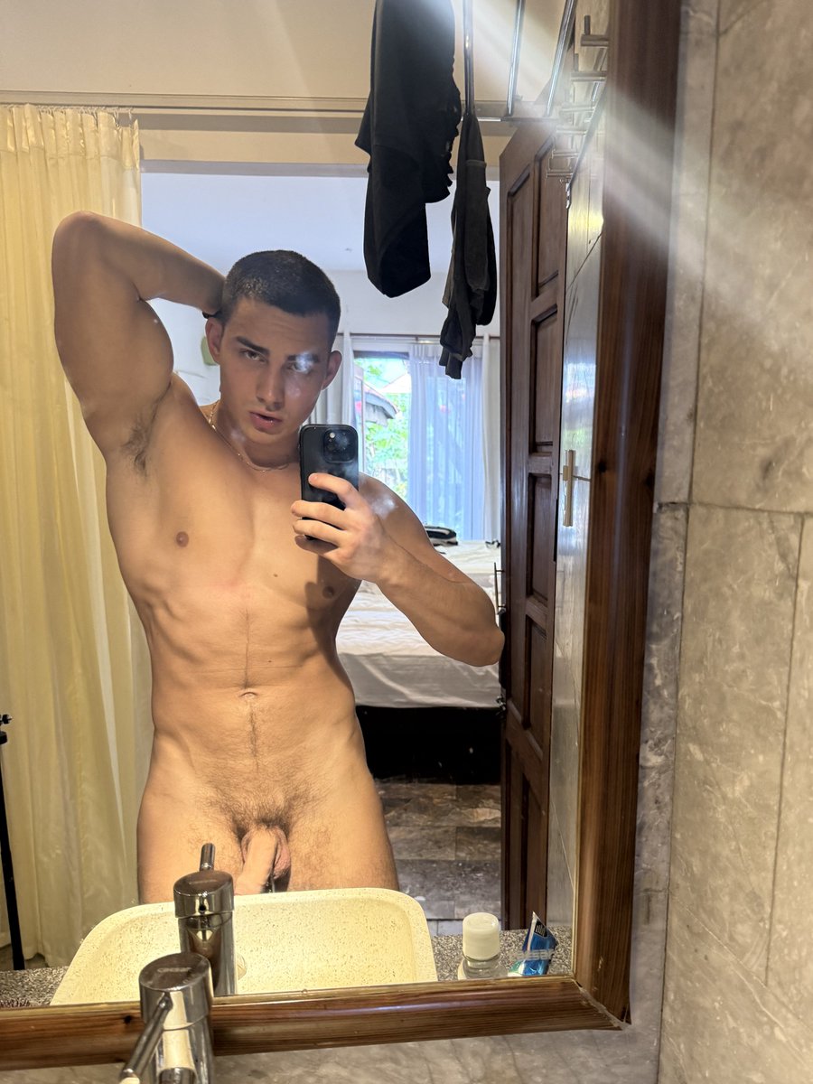 Chudai

All my content 
linktr.ee/paulgainz