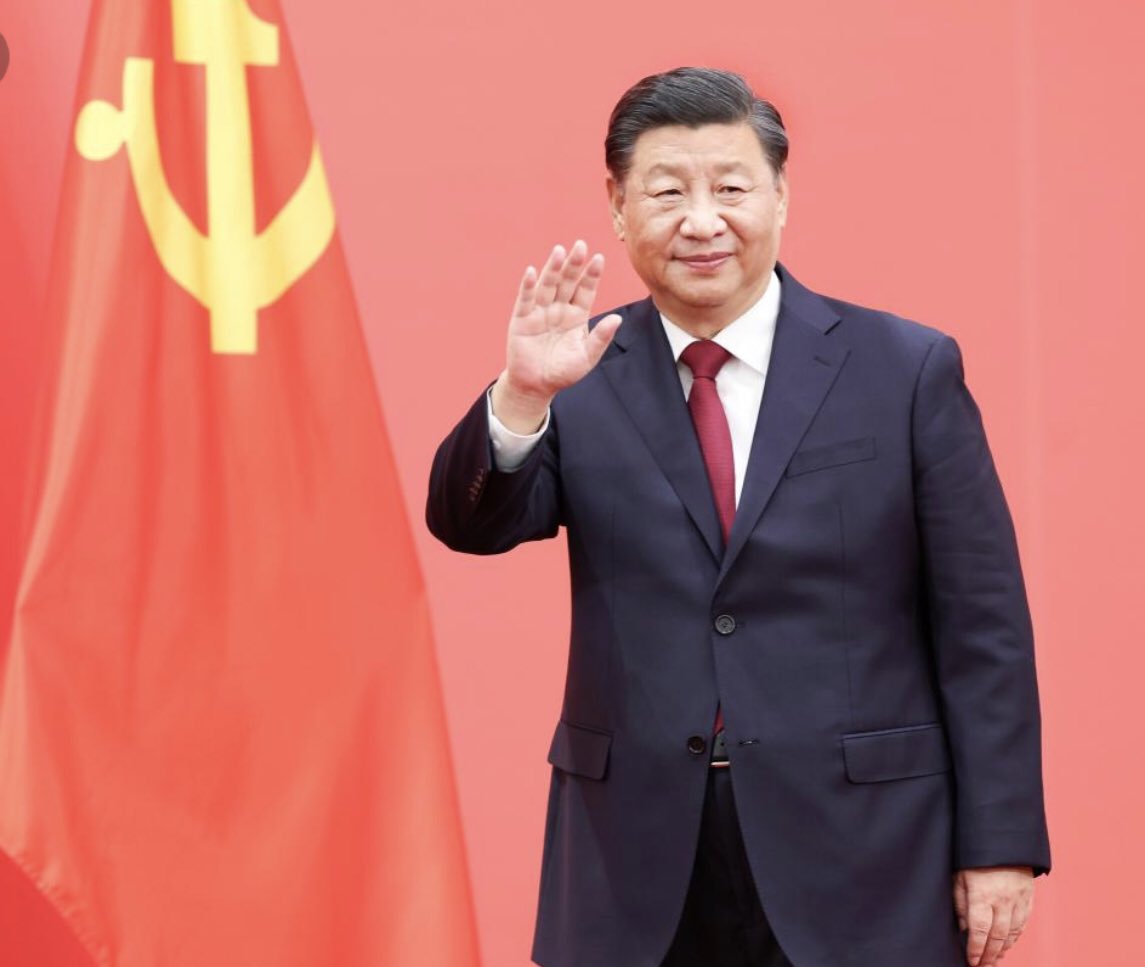 liderfiscal's tweet photo. La reconfiguración del tablero mundial ya se instaló y muchos siguen sin darse cuenta ¿por qué #China guarda silencio sobre #Irán?

Todo el mundo está perdiendo la cabeza y preguntando dónde está Pekín mientras Estados Unidos e Israel están bombardeando a un importante socio energético chino, y la respuesta es tan brutal en su simplicidad que la mayoría de los analistas la pasan por alto por completo: el imperio se está devorando a sí mismo y China ya está construyendo el reemplazo.

Estados Unidos acaba de arrastrar a todo el Medio Oriente a una guerra por Israel y ahora Arabia Saudita, Emiratos Árabes Unidos, Kuwait y Qatar están sentados en una sala discutiendo la retirada de los contratos estadounidenses y la cancelación de los compromisos de inversión.

Los estados del Golfo, la base literal del petrodólar, el sistema que ha mantenido al dólar estadounidense como moneda de reserva mundial desde 1974, discutiendo activamente la salida y Pekín no hizo absolutamente nada para que eso sucediera… Washington se lo hizo a sí mismo.

Pero esto es lo que la gente no ve: China vio venir esto hace años y ya sentó las bases; literalmente, la Iniciativa del Cinturón y la Ruta ha conectado silenciosamente a 150 países con la infraestructura china: puertos, ferrocarriles, autopistas, cables de fibra óptica, redes eléctricas... mientras que los medios occidentales apenas lo cubrieron.

Arabia Saudita comenzó a vender petróleo a China en yuanes en 2023, eso solo debería haber sido noticia de primera plana durante un mes, los BRICS se acaban de expandir para incluir a Arabia Saudita, Emiratos Árabes Unidos e Irán en el mismo bloque, China construyó CIPS como una alternativa directa a SWIFT para que todo el mundo no occidental pueda liquidar el comercio sin tocar nunca el dólar, cada uno de estos movimientos se hizo antes de que cayera una sola bomba sobre Irán.

y luego está África... el continente más joven de la Tierra, con una edad media de 19 años, que se proyecta que alcance los 2.500 millones de personas en 2050, la mayor fuerza laboral que el planeta haya visto jamás y China entendió hace 20 años que quien construya la infraestructura de África es dueño del siglo XXI, mientras que Estados Unidos gastaba 4 billones de dólares destruyendo Irak y Afganistán, China construía ferrocarriles en Kenia, presas en Etiopía, puertos en Yibuti, carreteras en Nigeria, centros tecnológicos en Ruanda, estadios, hospitales, edificios gubernamentales, redes de telecomunicaciones impulsadas por Huawei en todo el continente... y lo hicieron sin disparar una sola bala, sin cambio de régimen, sin sanciones, sin sermones sobre democracia, solo hormigón, acero, fibra óptica y contratos a largo plazo.

Así que cuando la gente pregunta por qué China guarda silencio sobre Irán, la respuesta es que el silencio es la estrategia; cada guerra que Estados Unidos libra por Israel cuesta billones, desestabiliza los mercados energéticos, aleja a los socios del Golfo y empuja a todo el Sur Global hacia un sistema que Pekín pasó dos décadas construyendo.

El cambio de postura actual de los estados del Golfo no tiene nada que ver con la ideología. Washington convirtió todo su vecindario en una zona de guerra para servir a la estrategia regional de Tel Aviv y luego les pidió que siguieran comprando bonos del Tesoro con cara seria... las matemáticas simplemente dejaron de funcionar y cuando las matemáticas dejan de funcionar, la lealtad también se detiene.

El silencio de Pekín sobre Irán es la jugada más paciente y devastadora del tablero. China está viendo a Estados Unidos desmantelar su propia hegemonía en tiempo real mientras hereda silenciosamente cada alianza que Washington quema. Sólo tiene que seguir construyendo y mantenerse en silencio.

Napoleón dijo: «Nunca interrumpas a tu enemigo cuando esté cometiendo un error». Xi convirtió eso en una doctrina de 50 años y ahora mismo está dando frutos más rápido de lo que incluso Pekín esperaba.
#Donald_J_Trump