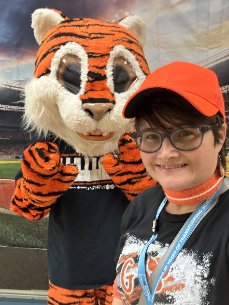 DLESMagnetCoord's tweet image. We sure did “Hit a Homerun in Reading” this week. #curriculumnight #ReadingNight #magnetcoordinator @DiggsLatham