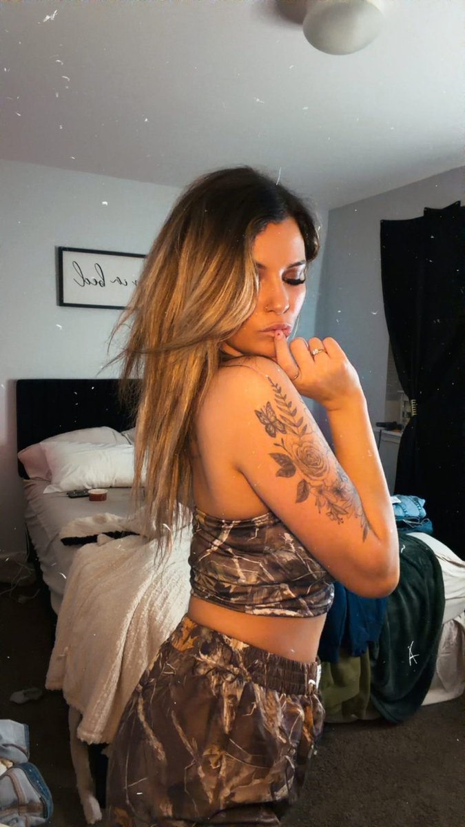 Chanl2002's tweet photo. Do you like my curves? 😳 https://t.co/i0EVDM12In