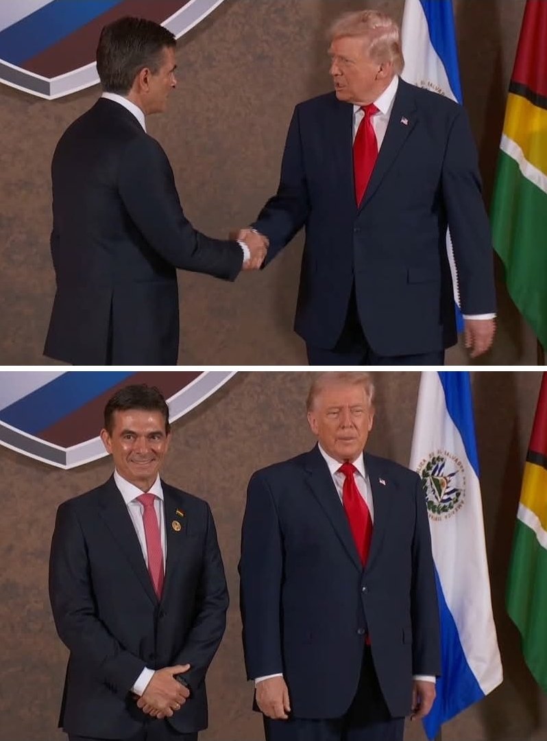 _BoliviaDigital's tweet photo. De esta manera el anfitrión, Donald Trump, saluda y estrecha la mano del presidente boliviano, Rodrigo Paz, en el inicio del encuentro Escudo de las Américas, celebrado esta mañana en Miami, donde se reúne una decena de mandatarios de Latinoamérica.
#RodrigoPaz #DonaldTrump https://t.co/ZRWYffnEDk