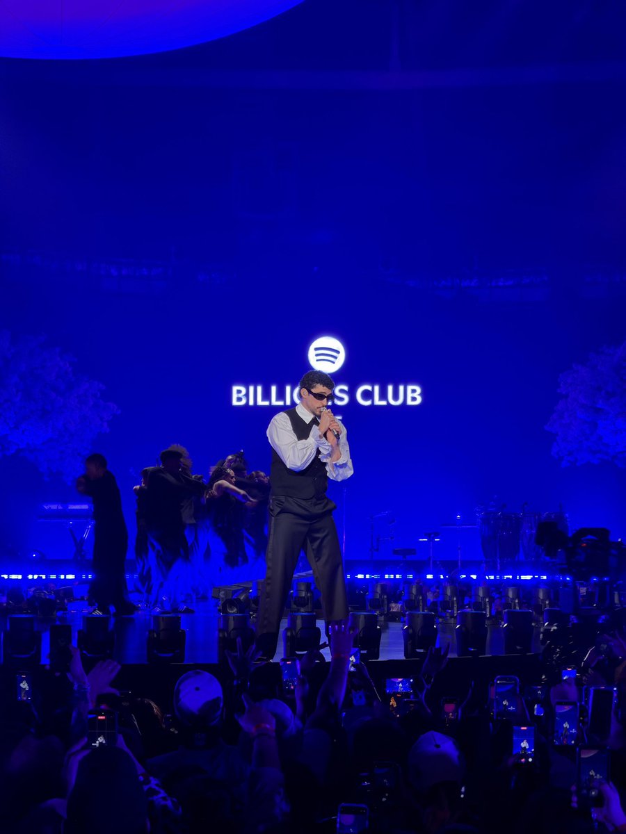 Bad Bunny en su concierto Spotify Billions Club Live en Tokio. 🇯🇵
