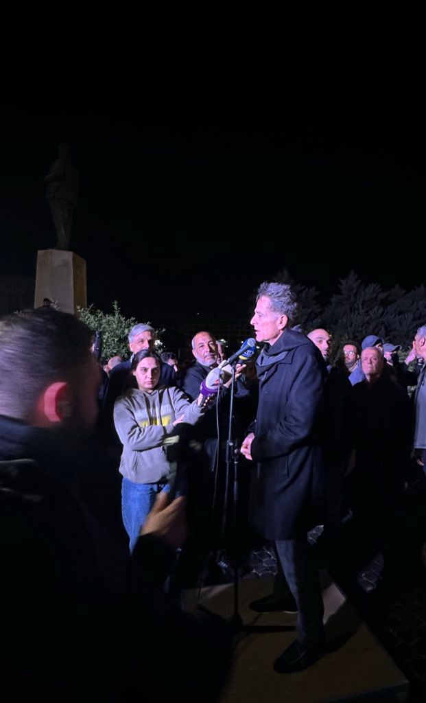 من منا لا يحب الحياة، ولكن الحياة العزيزة الحرة والكريمة، الحياة هي قول الحق، مواجهة الظالم، الوقوف مع المظلوم.

#لبنانيون_احرار